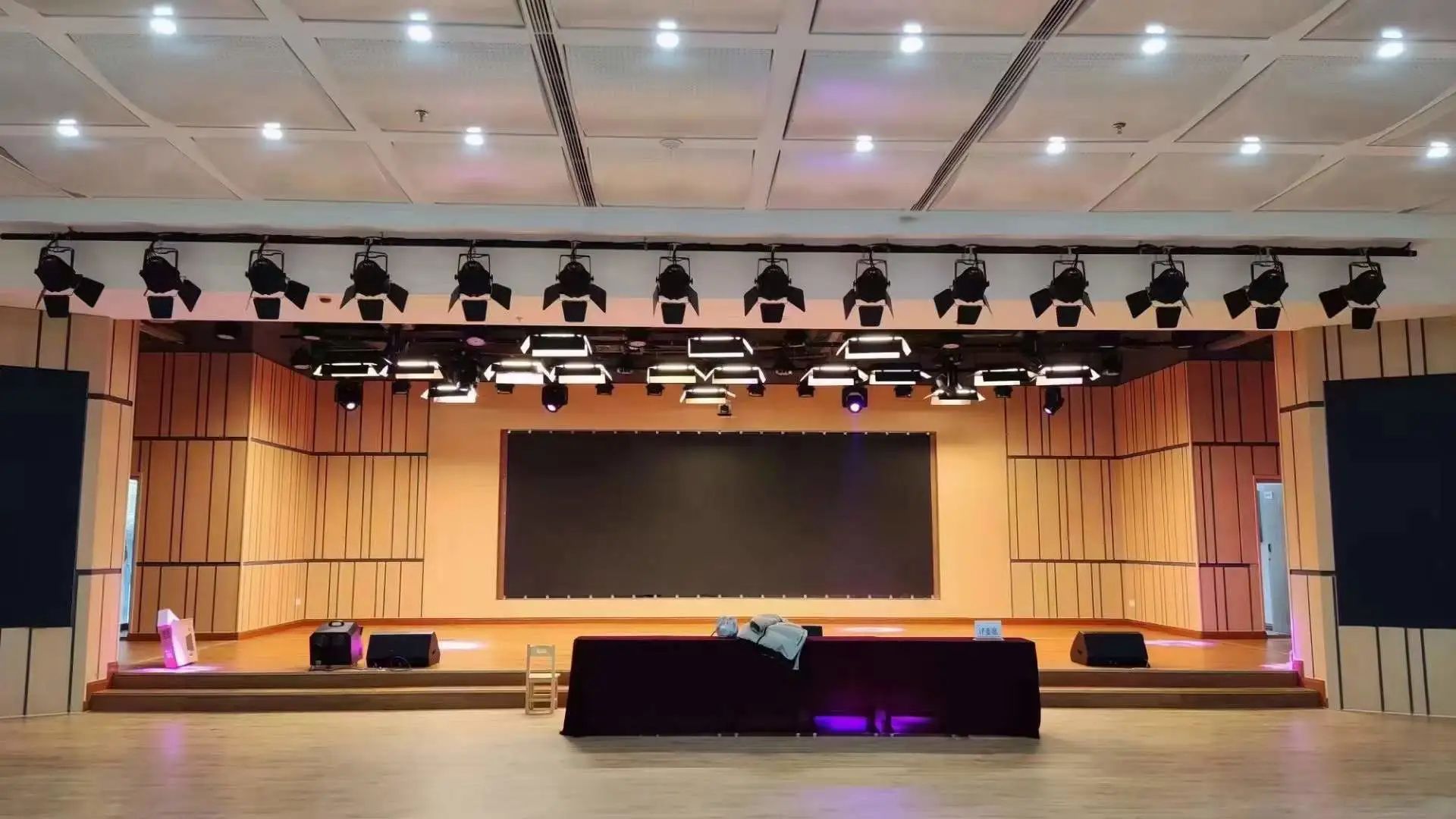 航天廣電專業燈光音響擴聲系統工程產品服務于某學校禮堂！